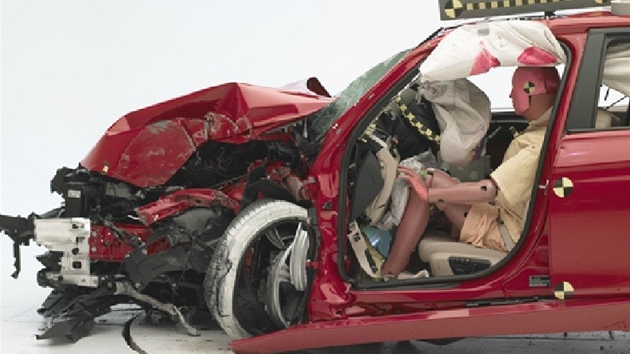 Crashtest s mal�m p�ekryt�m BMW �ady 3