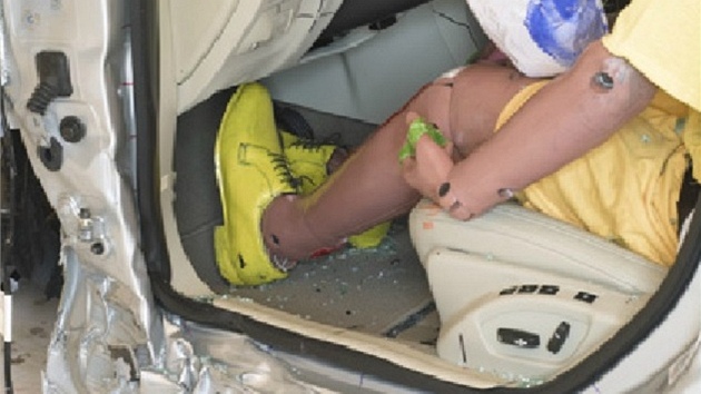 Crashtest s mal�m p�ekryt�m Volva S60