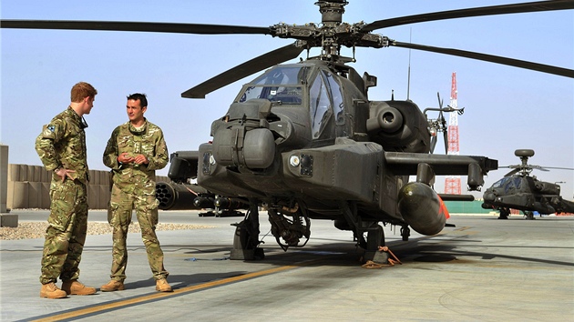 Princ Harry s kolegou u helikoptry Apache na zkladn Bastion v afghnsk provincii Hlmnd (7. z 2012)