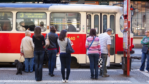 Lidé ekají na tramvajové zastávce u Masarykova nádraí v Praze. (3. záí 2012)