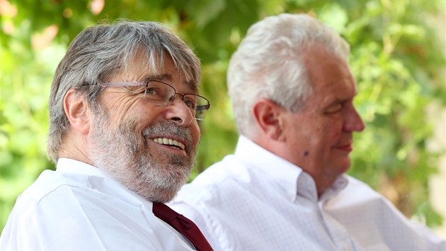 Kandidát Zemanovců na senátorské křeslo Radim Uzel a prezidentský kandidát Miloš Zeman přijeli do Lednice zahájit Uzlovu předvolební kampaň. (3. září 2012)