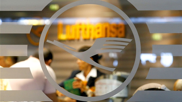 Zamstnanci poboka leteck spolenosti Lufthansa na letiti ve Frankfurtu vyizuj pebookovn zruench let. (4. z 2012)
