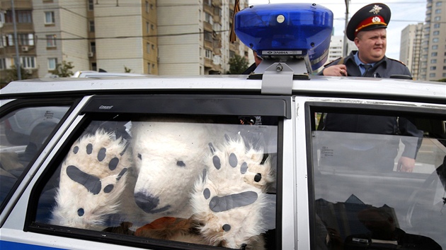 Aktivista hnut Greenpeace v masce lednho medvda skonil po moskevsk demonstraci v policejnm aut. (5. z 2012)