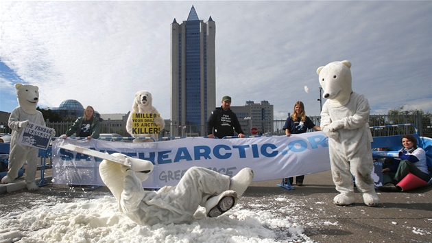 Demonstrace organizace Greenpeace ped sdlem spolenosti Gazprom v Moskv (5. z 2012)