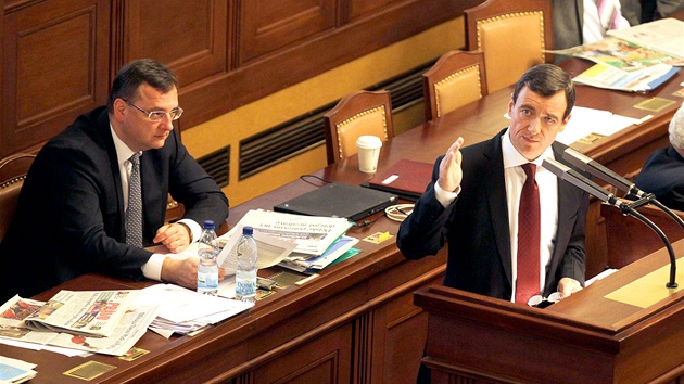 Premir Petr Neas poslouch projev Davida Ratha, kter podal poslance ke svmu vydn k trestnmu sthn kvli podezen na korupci pi nkupu vybaven nemocnic. (7. z 2012)