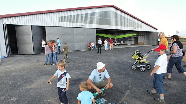 Na letiti v Havlkov Brod oteveli nov hangr (8. z 2012).