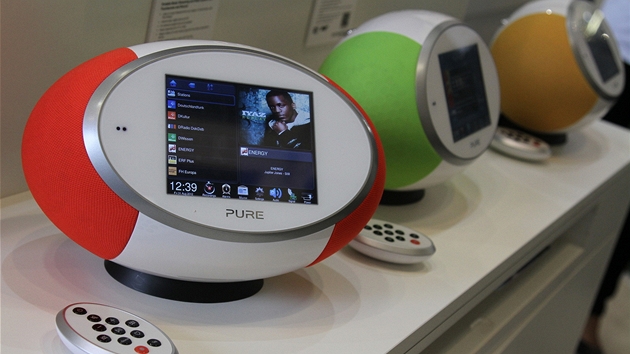Rádia značky Pure patří k těm nejzajímavějším. Nová Sensia umí vysílání i nahrávat, zvládá DAB+ i internetová rádia, Facebook i Twitter a hudbu do přístroje lze streamovat ze zařízení s iOS i Android. 