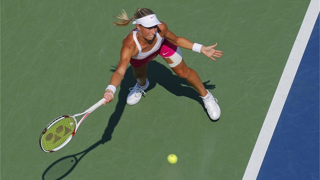 VELK SNAHA. Andrea Hlavkov v utkn tetho kola US Open v New Yorku proti Marii Kirilenkov.