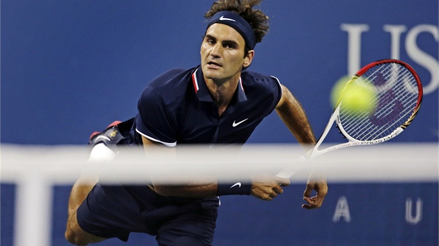 NA PODN. Roger Federer ve tvrtfinle US Open proti Tomi Berdychovi.