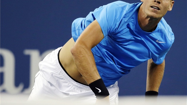 PO SERVISU. Tom Berdych sleduje mek ve tvrtfinle US Open proti Roger Federerovi.