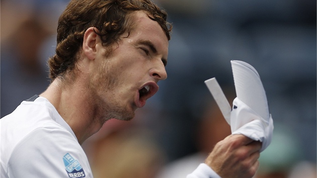 ROZLADN ANDY. Brit Andy Murray se zlob v semifinle US Open proti Tomi Berdychovi, pi jedn z vmn mu spadla epice.