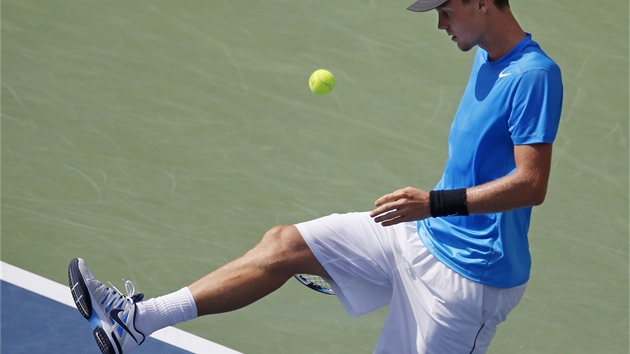 TENIS NEBO NOHEJBAL? Tom Berdych v semifinle US Open proti Andymu Murraymu.