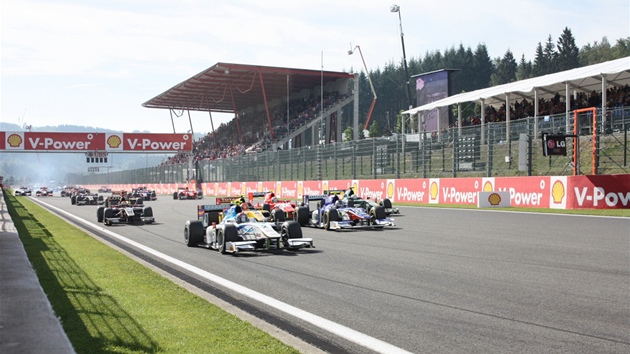 NEDLN START. Moment, kter rozhodl o Krlov vtzstv.. Lel, Nasr, Razia, Van der Garde, Calado a zbytek pole jen polykaj jeho prach od zadnch kol jeho stroje.