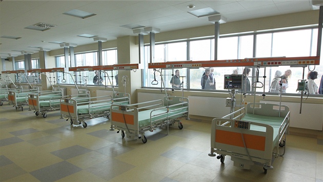 Vážně zranění pacienti budou hospitalizováni v oddělení, laděném do žlutých barev. Ihned vedle něj je operační sál pro akutní operace a za rohem ARO. 