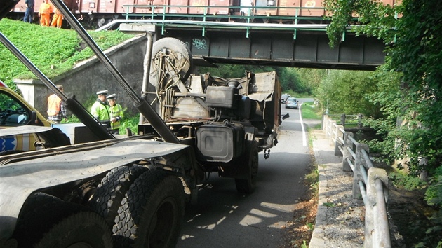 Nehoda nkladnho auta u elezninho mostu v Semilech