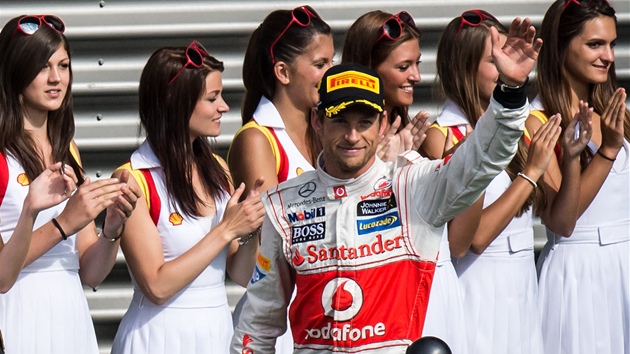 JDE SE NA PDIUM. Vtz zvodu Jenson Button zdrav divky na okruhu ve Spa-Francorchamps.