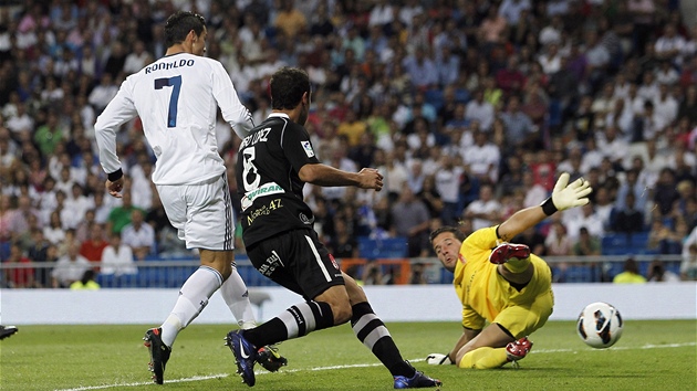 GL. Cristiano Ronaldo se do prbhu zpasu panlsk ligy Real Madrid vs. Granada zapsal velmi vrazn - skroval hned dvakrt. Tohle je jeden z jeho zsah.