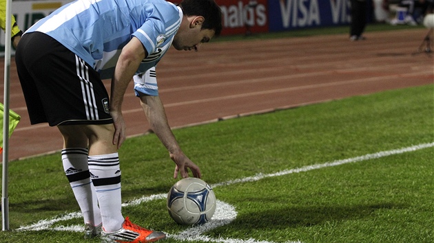 KAM TO POLU? Lionel Messi v dresu argentinsk reprezentace si stav m ped rohovm kopem.