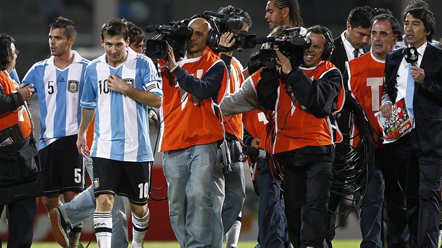 KAMERY V PATCH. Argentinsk fotbalov reprezentant Lionel Messi odchz ze hit po vtznm zpase kvalifikace o postup na mistrovstv svta.