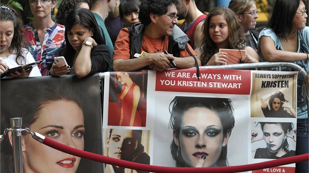 Fanouci Kristen Stewartov ekaj na svou hvzdu na 37. mezinrodnm festivalu v Torontu.