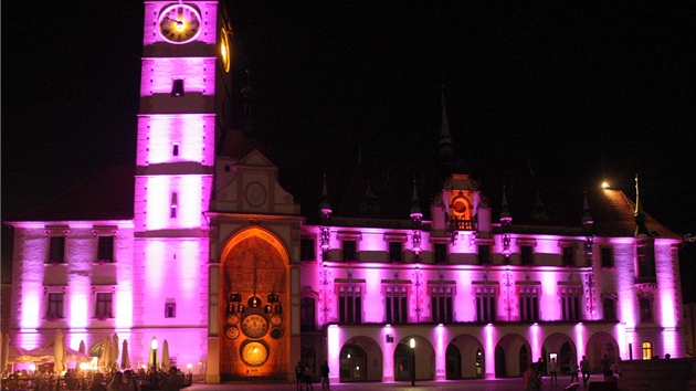 Olomoucké Horní námstí veer rozzáí Noc svtel. Lidé se ale mohli kochat u