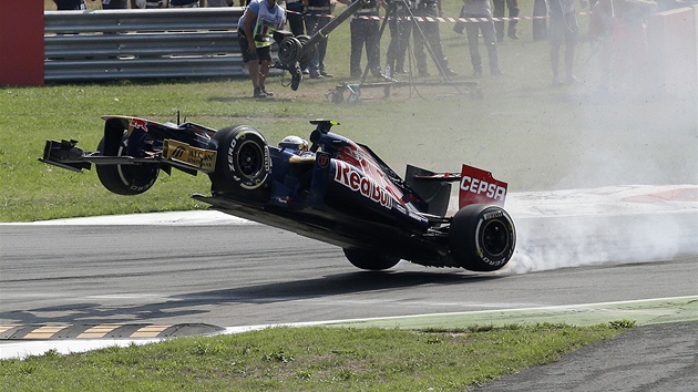 SKONIL JAKO PRVN. Jean-Eric Vergne z tmu Toro Rosso ukzal svou nezkuenost - nezvldl brzdn do prvn zatky, jeho auto pes obrubnk vyltlo do vzduchu a skonilo nepojzdn za prvn zatkou.