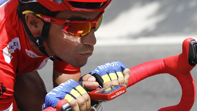 DRUH TRIUMF NA VUELT. panlsk cyklista Alberto Contador si jede v posledn etap pro celkov vtzstv. Navzal tak na triumf z roku 2008.