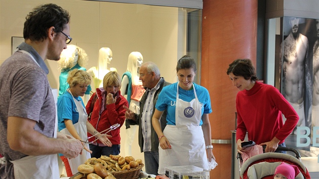 Patrik Eli podpoil UNICEF prodejem kol, kter napekla tak cukrka Iveta Fabeov.