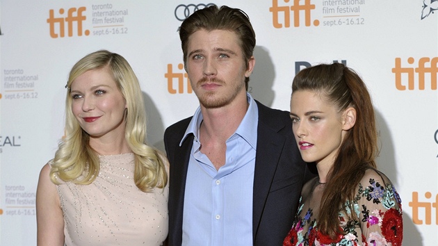 Kirsten Dunstov, Garrett Hedlund a Kristen Stewartov na premie filmu On The Road (Toronto, 6. z 2012)