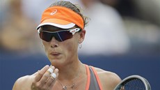 POFOUKÁM SI TO. Australské tenistce Samant Stosurové se ve tvrtfinále US Open