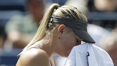 ACH JO. Ruská tenistka Maria arapovová schovává tvá v runíku.