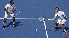 VOLEJ. Radek tpánek zasahuje u sít ve finále tyhry na US Open, vedle je