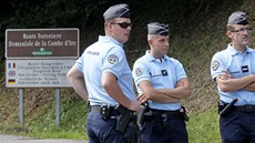 Francouztí policisté vyetují vradu u jezera Annecy (7. záí 2012).