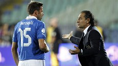 VYSVTLI MI... Italský obránce Andrea Barzagli (vlevo) debatuje s trenérem