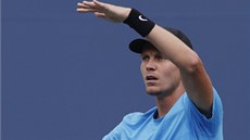 VTRU A NAD HLAVU. Tomá Berdych si v semifinále US Open stuje na silný vítr.