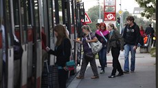 Zmny se dotkly i linek na autobusové zastávce Jesenická. (3. záí 2012)
