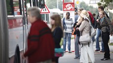 Zmny se dotkly i linek na autobusové zastávce Jesenická. (3. záí 2012)