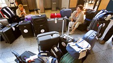 Cestující se stávkující spoleností Lufthansa ekají v odletové hale letit ve