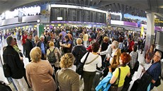 Cestující se stávkující spoleností Lufthansa ekají v odletové hale letit ve
