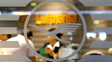 Zamstnanci poboka letecké spolenosti Lufthansa na letiti ve Frankfurtu