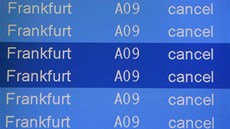 Zruené lety spolenosti Lufthansa na velkoploné obrazovce v odletové hale