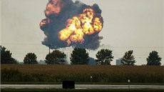 Ohnivá koule nad polem vojtky v Davenportu ve stát Iowa. Fotograf ji