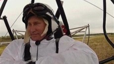 Putin létá s jeřáby