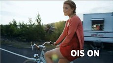 Odlesk v okn� karavanu s viditelným pou�itím dodate�ného osv�tlení usv�d�il