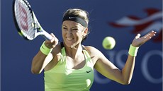 ZKUSÍM TO SILOU. Viktoria Azarenková ve finálovém souboji US Open proti Seren...