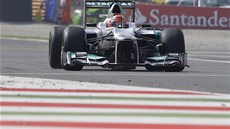 NAPOSLEDY? Michael Schumacher s vozem Mercedesu v úvodním tréninku Velké ceny