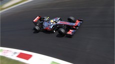 TI STA Z MÍSTA. Lewis Hamilton s vozem McLaren v tréninku Velké ceny Itálie