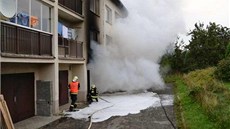 V gará�i m�l majitel zaparkovaný osobní v�z, uskladn�nou zábavní pyrotechniku,...