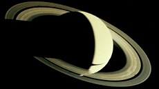 Snímek Saturnu pi piblíení sondy k planet