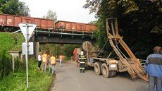 Nehoda nákladního auta u elezniního mostu v Semilech